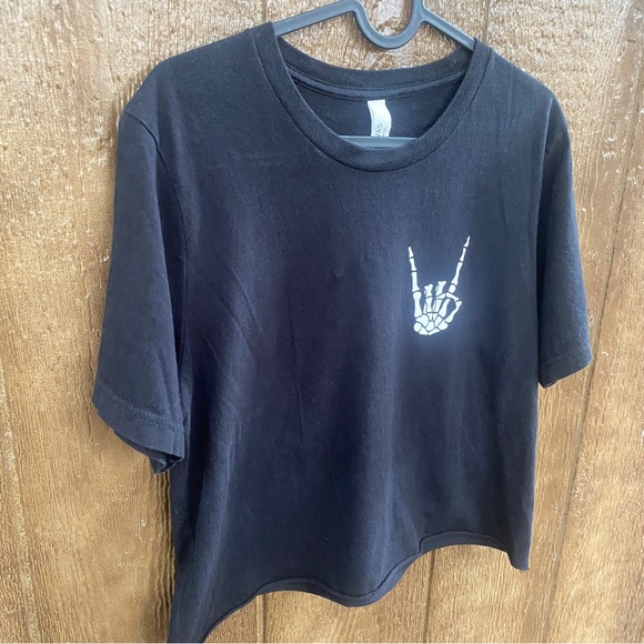 Cropped Black Sign of the Horns / Devil’s Horns Hand T-shirt Size Medium - Picture 5 of 8